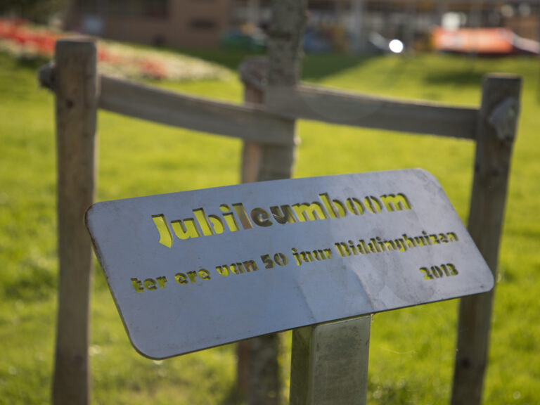AB Strijker vertelt senioren over bomen — lezing in Biddinghuizen